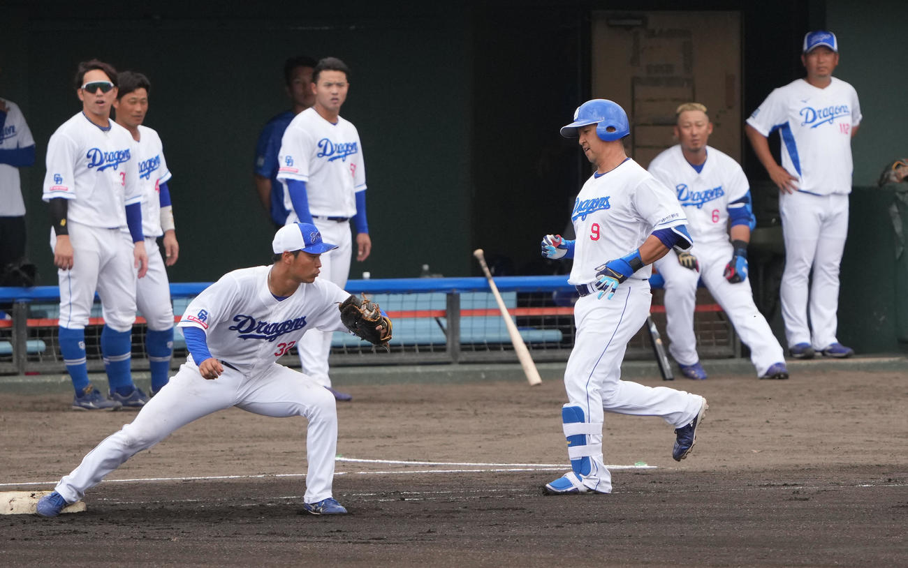 シート打撃練習で涌井にニゴロ併殺打に倒れる中島（右から3人目）（撮影・森本幸一）
