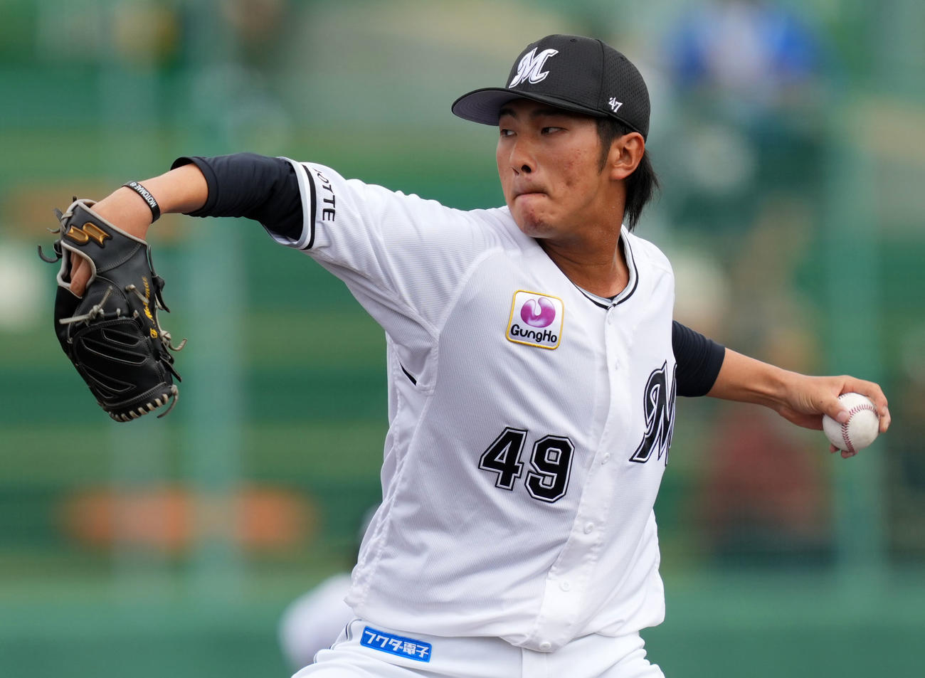 ロッテ対楽天　3回表から登板したロッテ本前（撮影・横山健太）