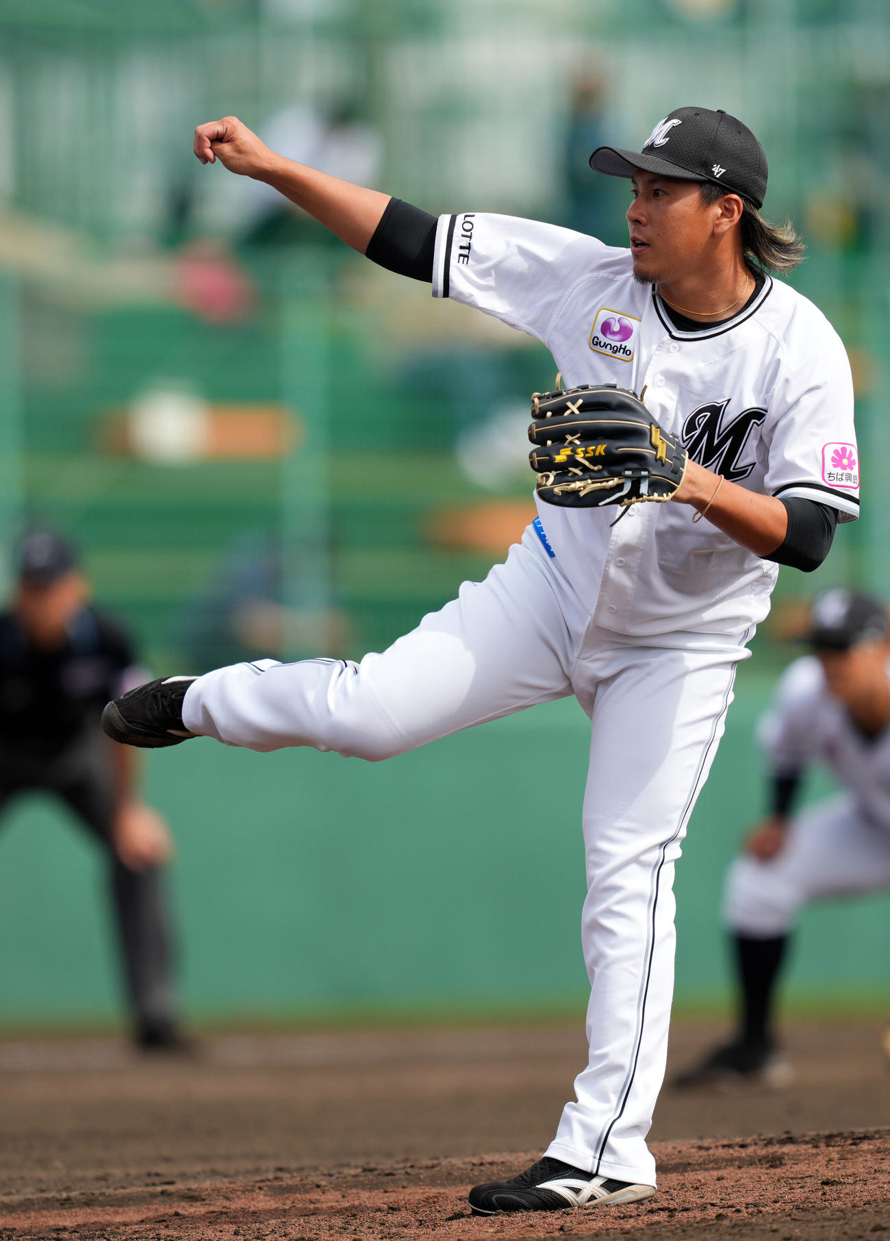 ロッテ対楽天　4回表途中から登板したロッテ東妻（撮影・横山健太）