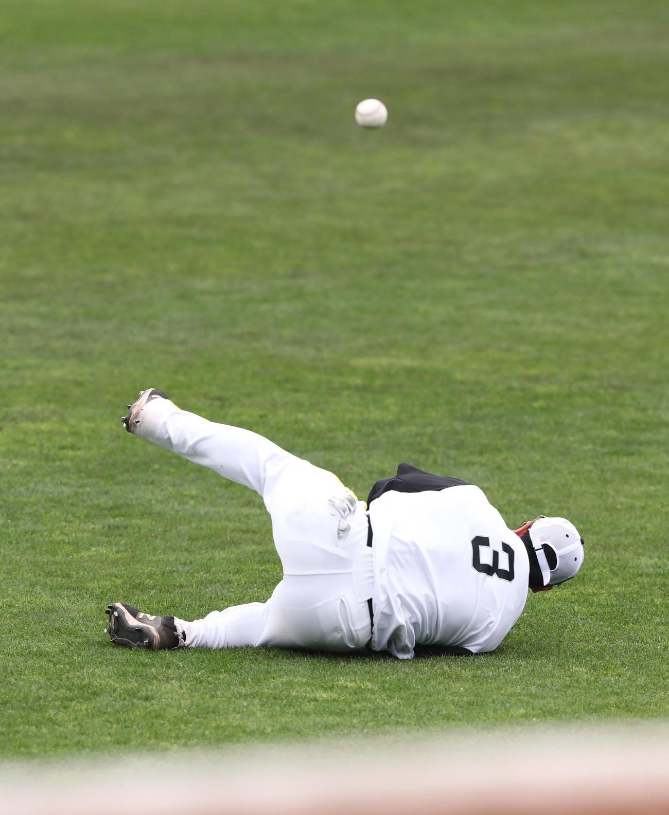 外野ノックで躍動感ある楽しいプレーを見せる近藤（撮影・梅根麻紀）