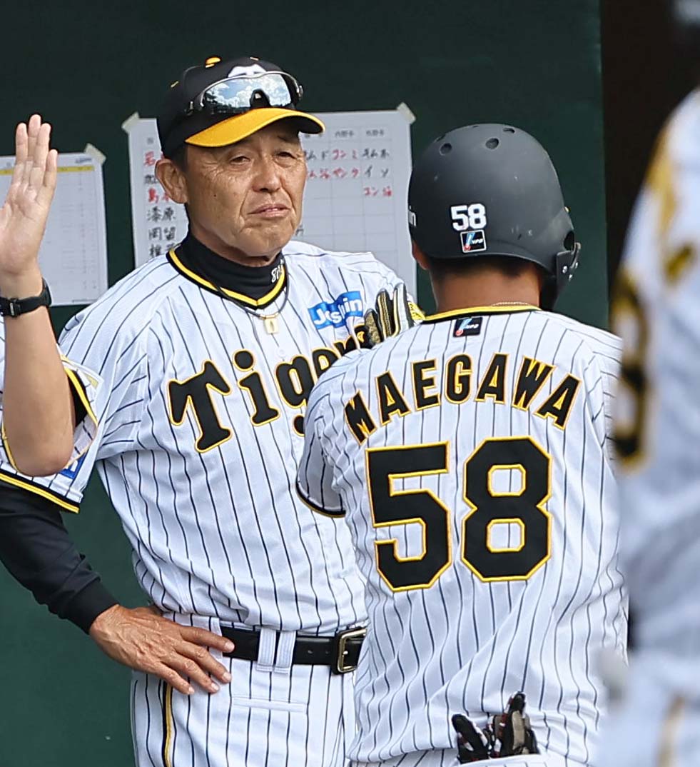阪神対サムスン　2回裏阪神2死三塁、右越えに先制2点本塁打を放った前川をハイタッチで出迎える岡田監督（撮影・上田博志）