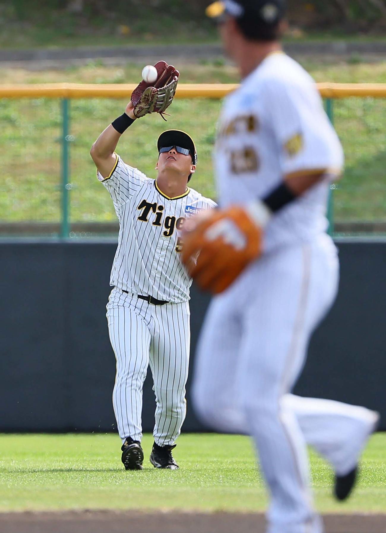 阪神対サムスン　1回表サムスン1死、キム・ジェヒョクの左飛を捕球する前川（撮影・上田博志）