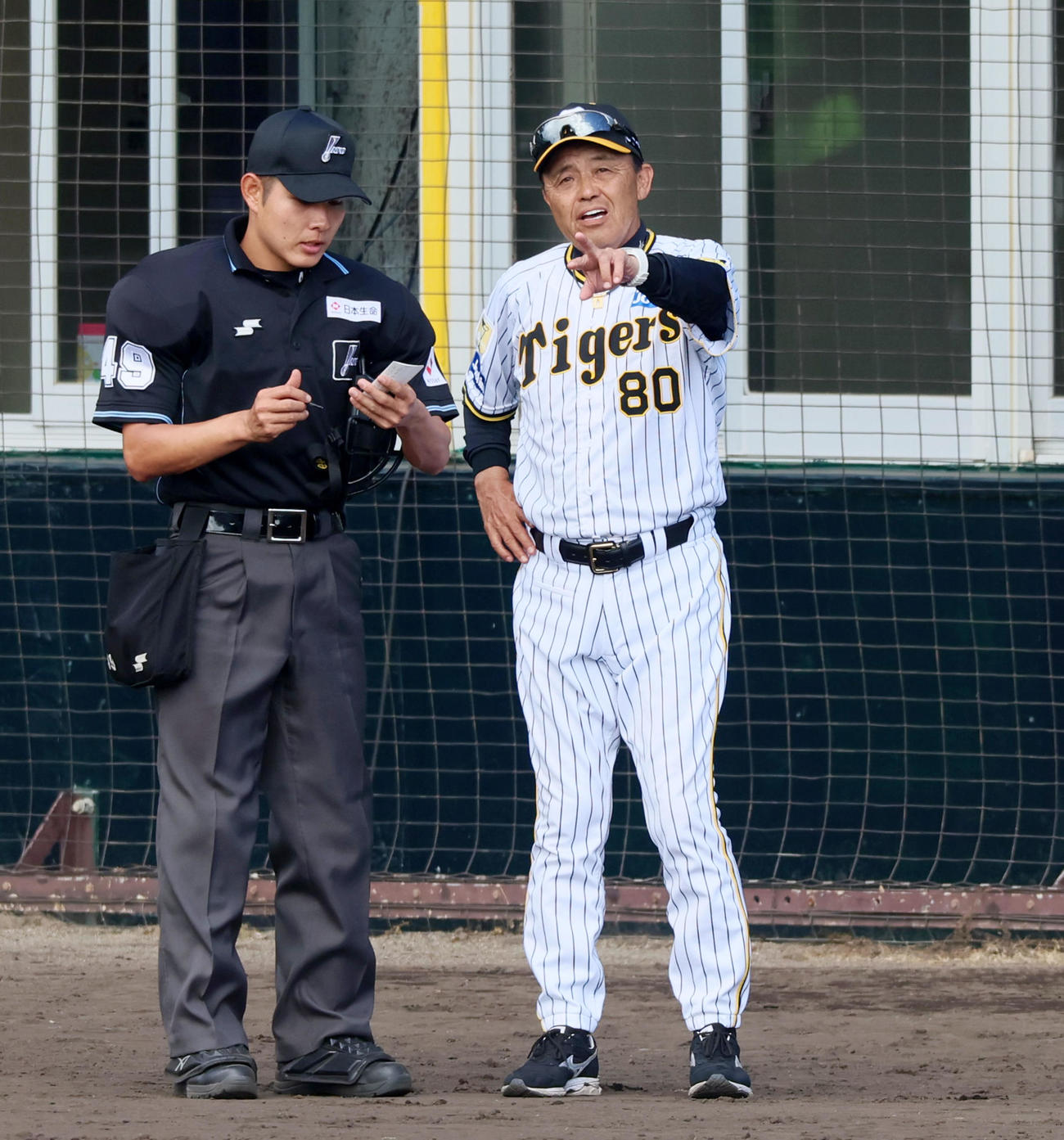 阪神対サムスン　6回裏を終え選手交代を告げる岡田監督（撮影・加藤哉）