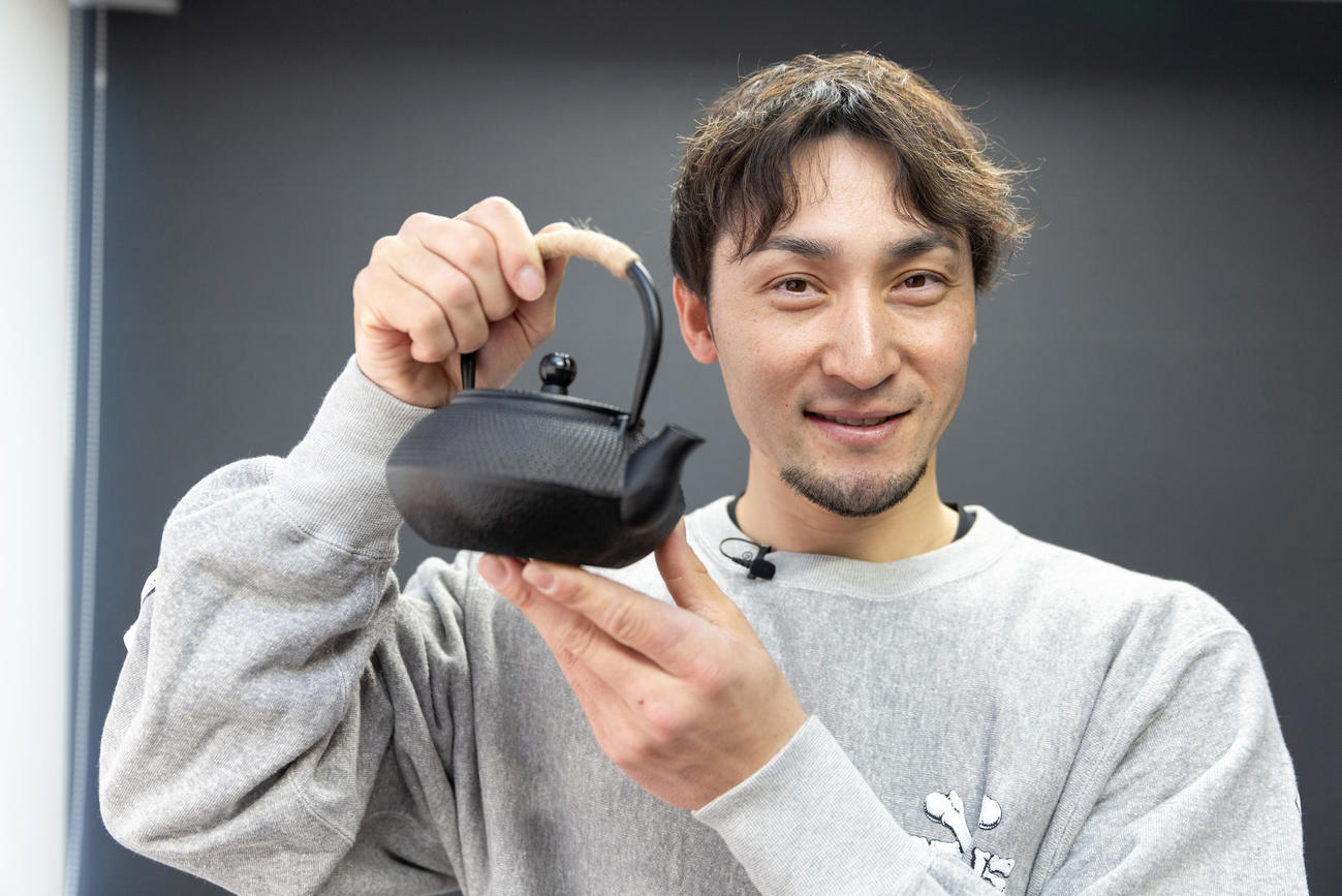 お茶にはまり、愛用の急須を手にするDeNA伊藤