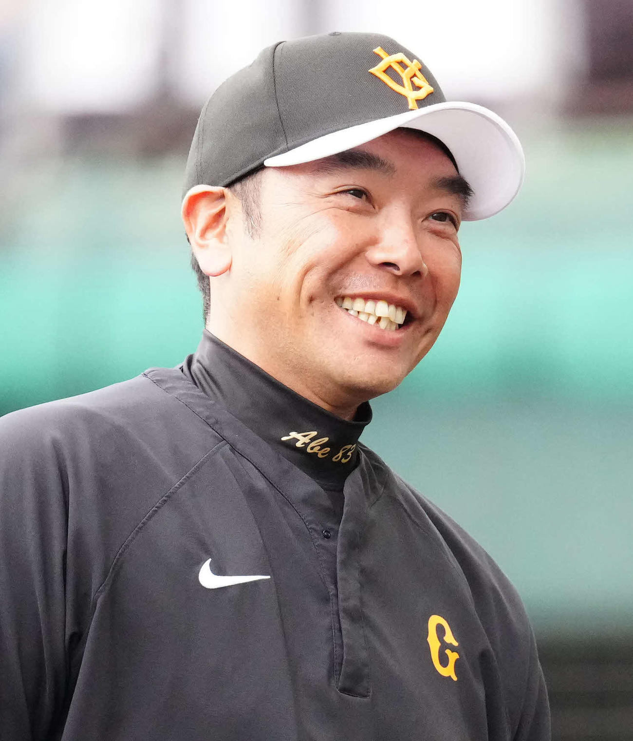練習中、笑顔を見せる巨人阿部監督（撮影・江口和貴）
