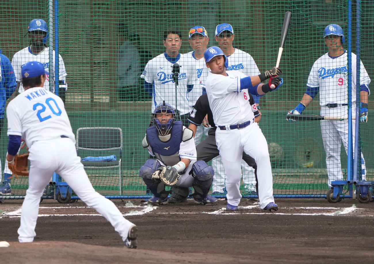 シート打撃練習で涌井から左前安打を放つ中田（右から3人目）（撮影・森本幸一）