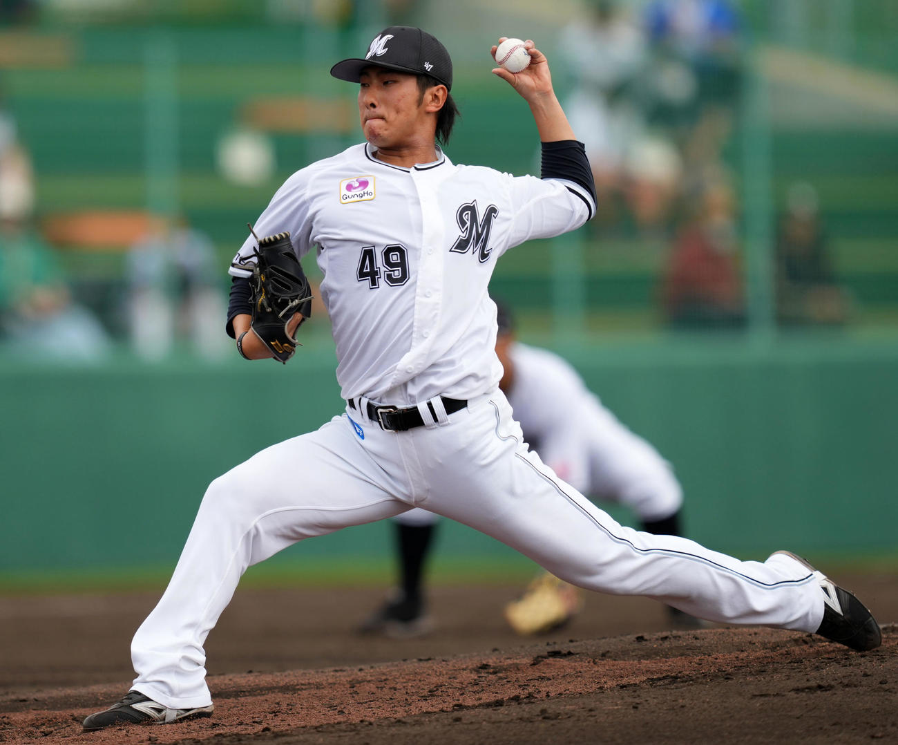 ロッテ対楽天　3回表から登板したロッテ本前（撮影・横山健太）