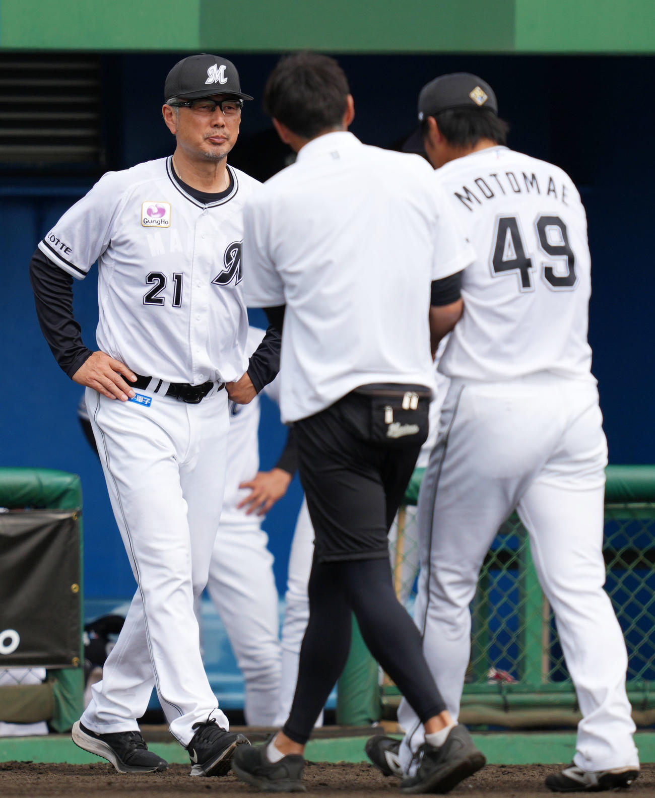 ロッテ対楽天　4回表途中、負傷交代するロッテ本前（右）に声をかける吉井監督（撮影・横山健太）