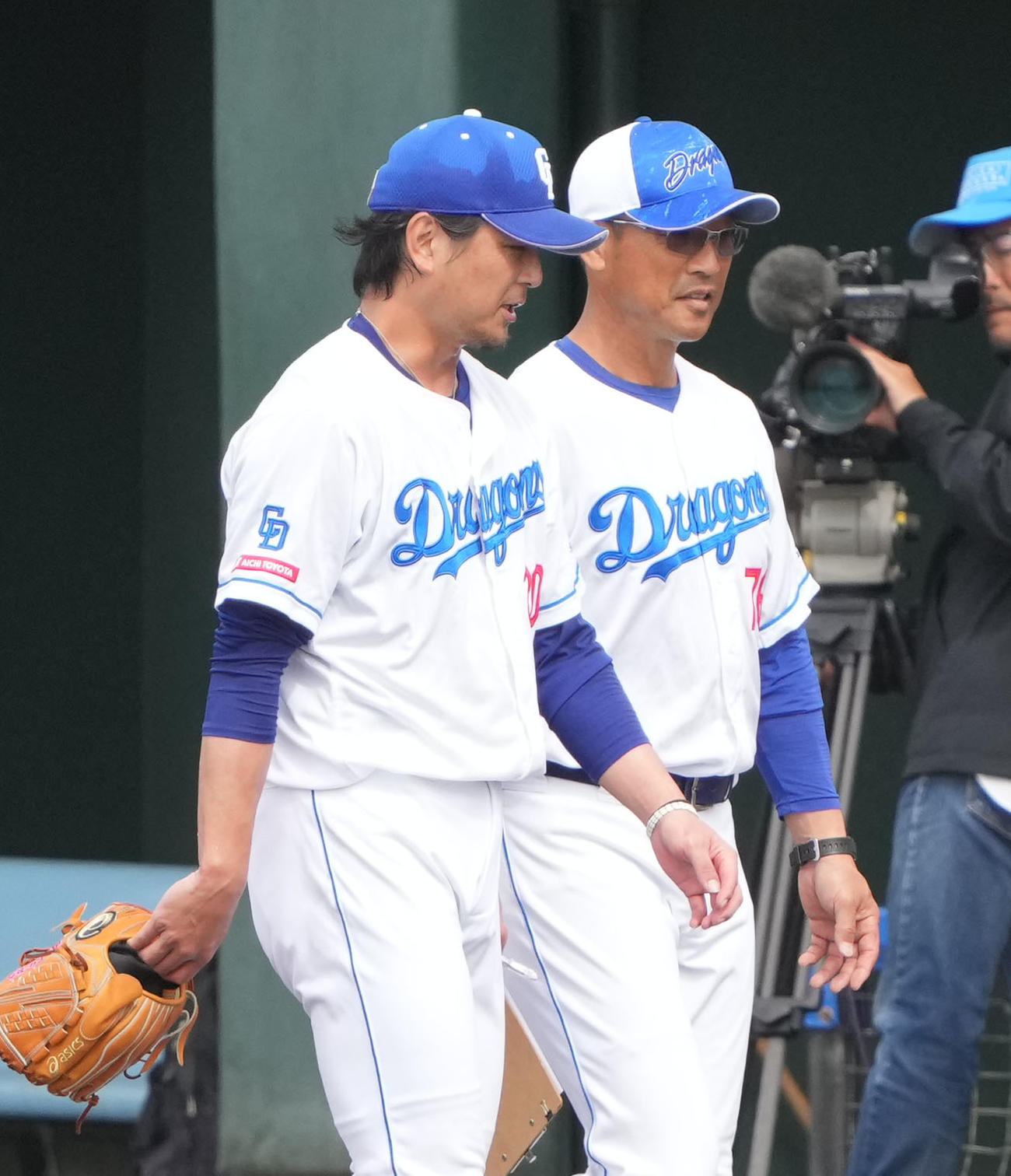 シート打撃練習後、大塚投手コーチと言葉を交わす涌井（左）（撮影・森本幸一）