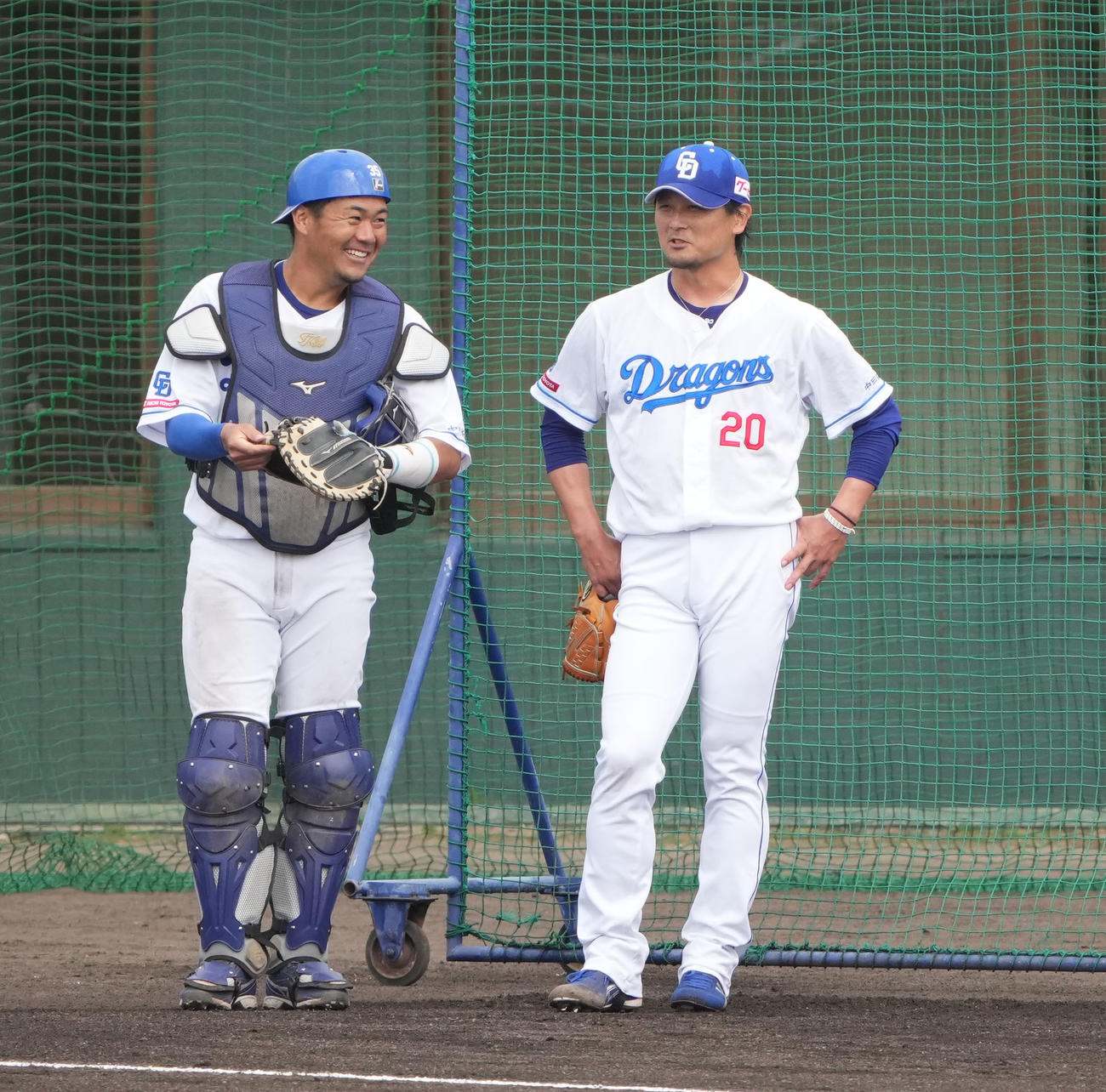 シート打撃練習後、木下と言葉を交わす涌井（右）（撮影・森本幸一）