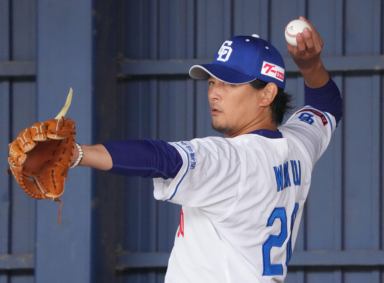 シート打撃練習登板前、ブルペンで調整する涌井（撮影・森本幸一）