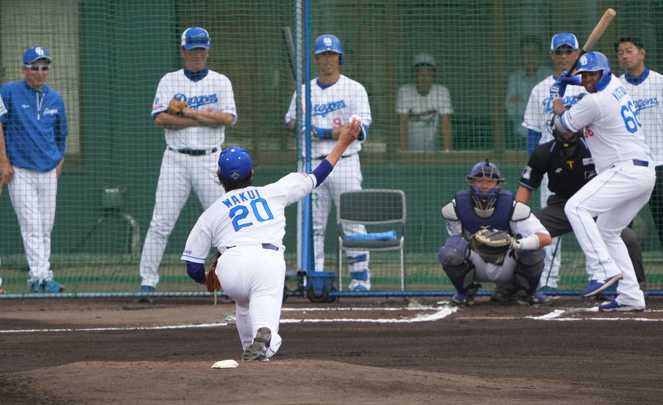 シート打撃練習に登板する涌井（手前）（撮影・森本幸一）