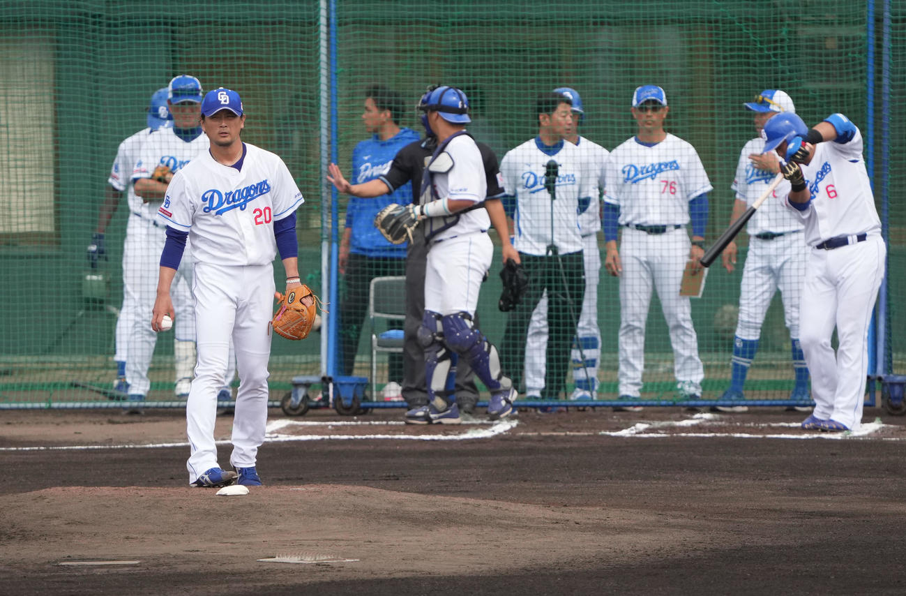シート打撃練習に登板する涌井（手前）（撮影・森本幸一）