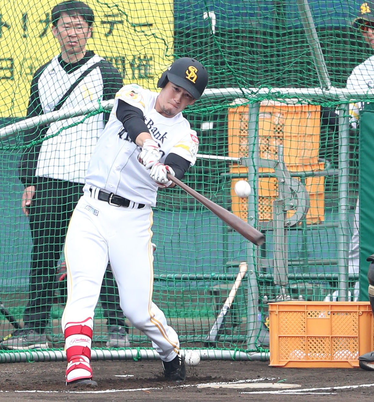 打撃練習で快音を響かせる栗原（撮影・梅根麻紀）