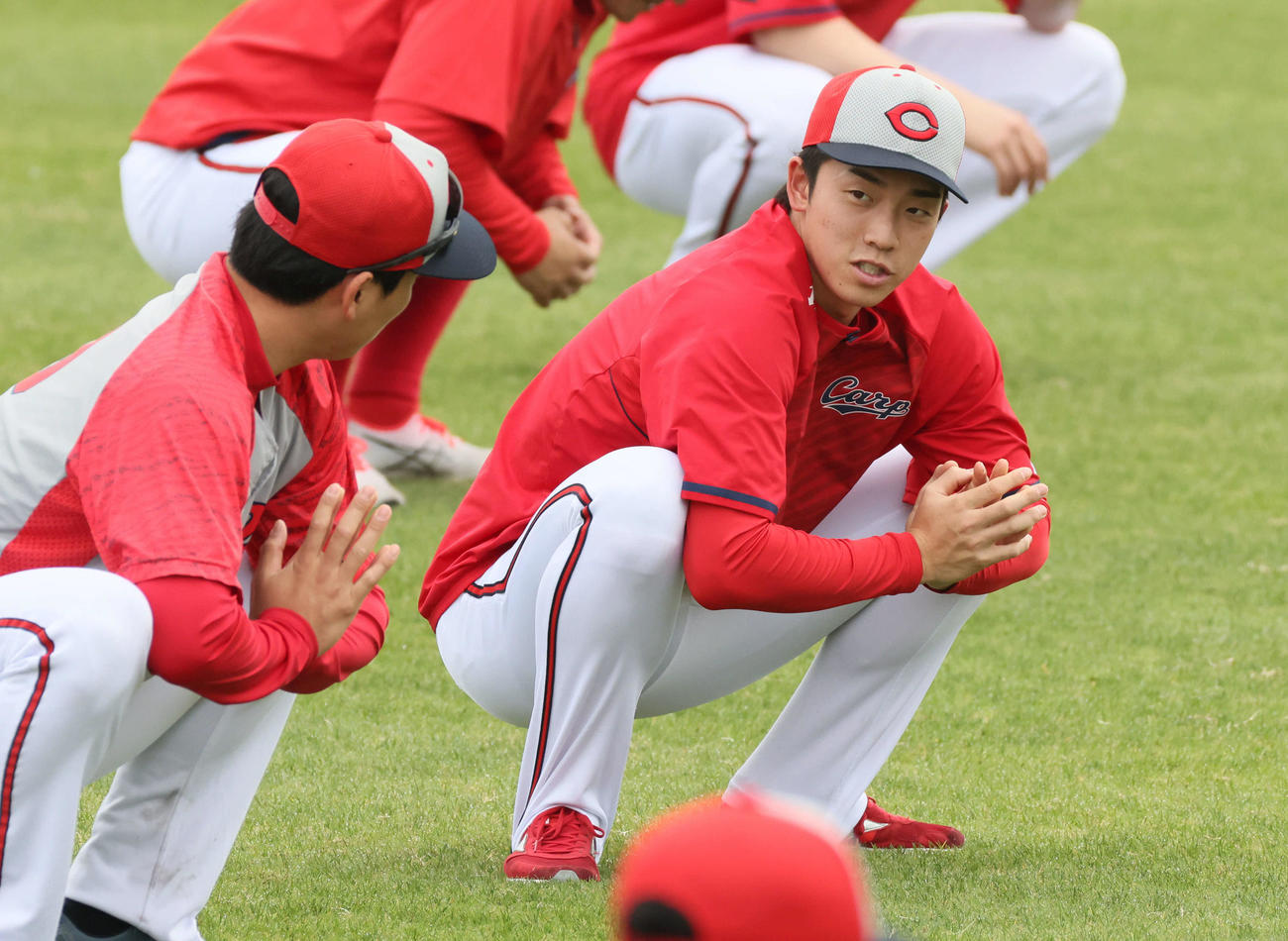 アップ中、栗林（左）と話し合う広島ドラフト1位の常広（撮影・加藤孝規）
