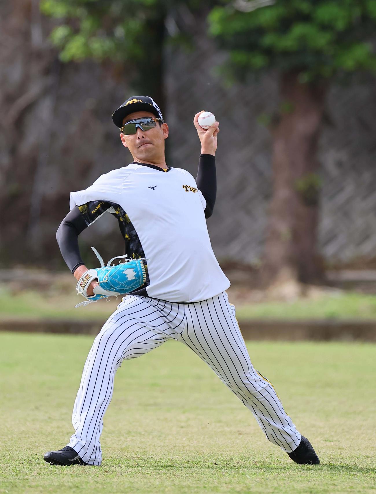 サブグラウンドでキャッチボールをする岩崎（撮影・上田博志）