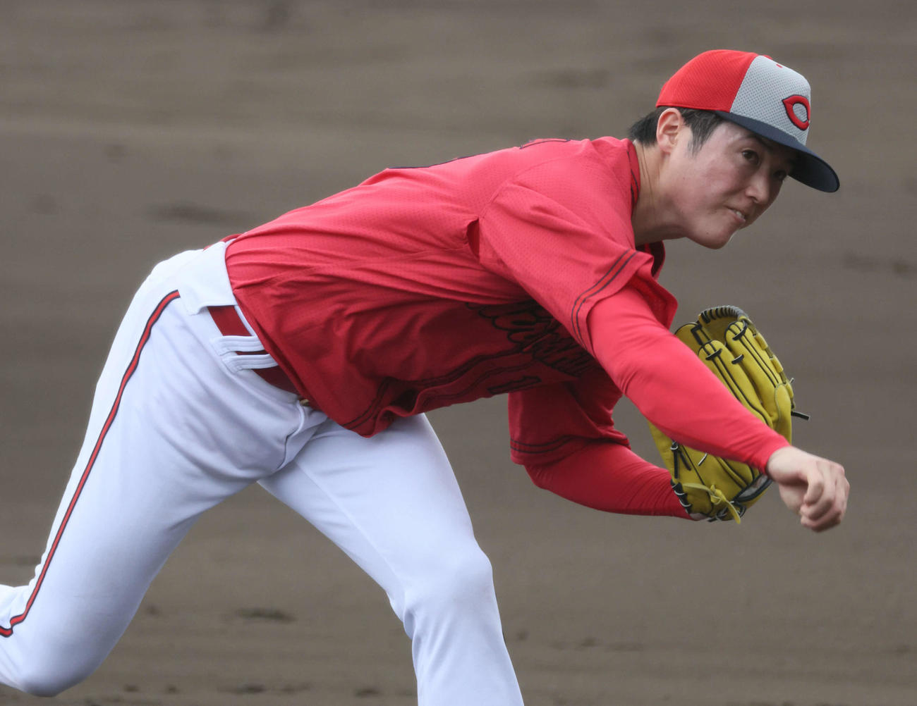 シート打撃で投げる広島森下（撮影・加藤孝規）
