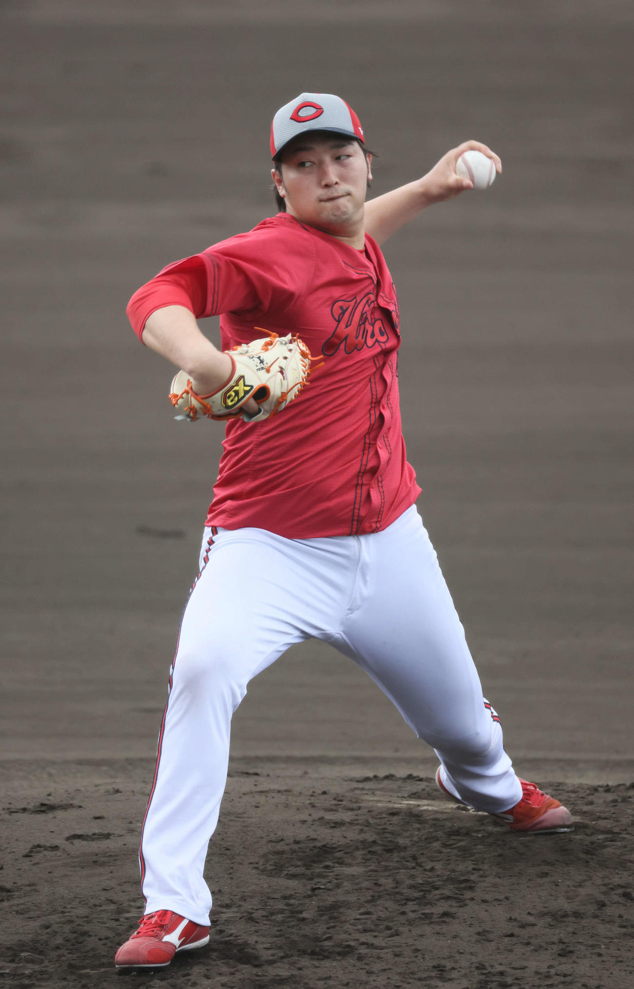 シート打撃で投げる広島床田（撮影・加藤孝規）