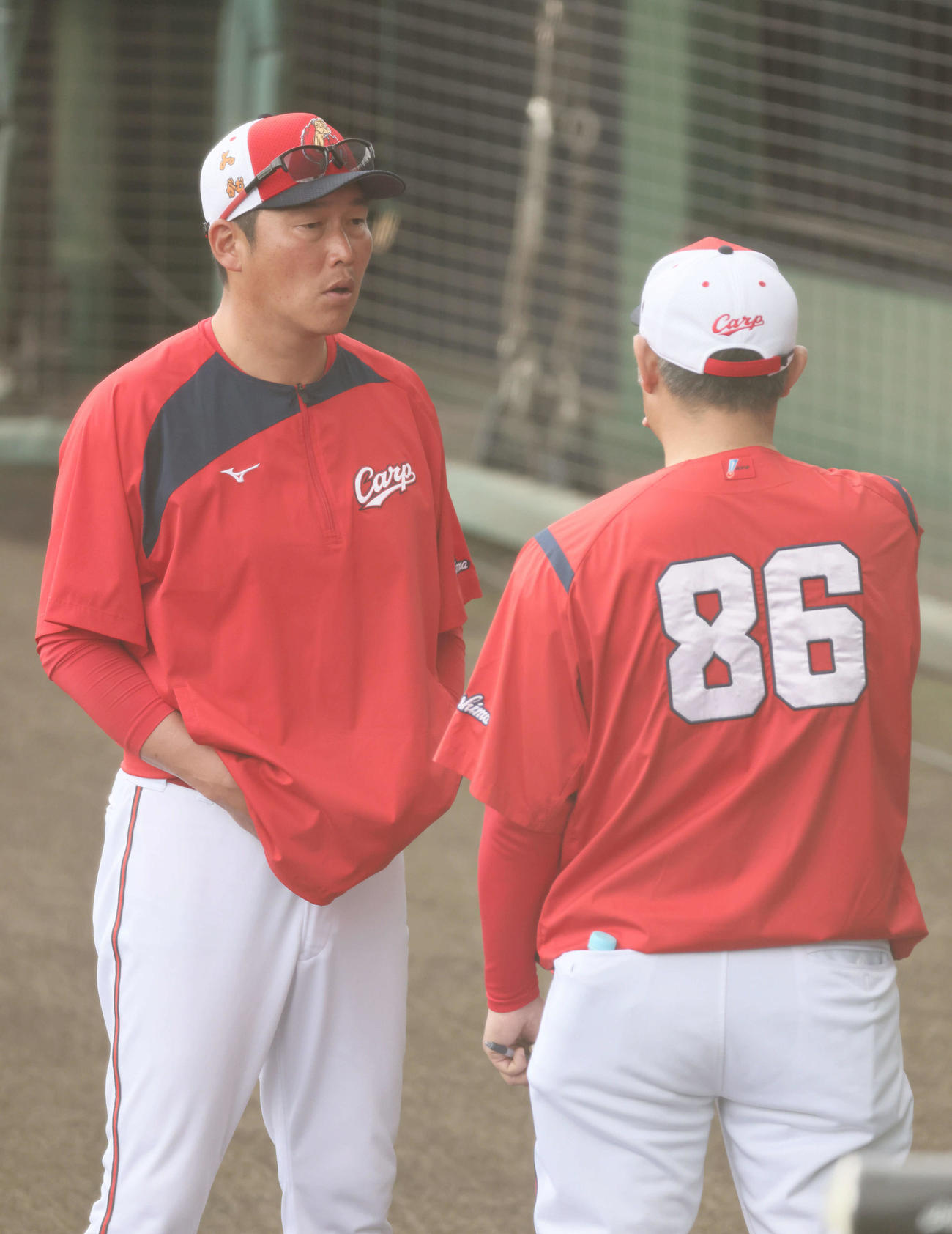 広島菊地原投手コーチ（右）と話し合う新井監督（撮影・加藤孝規）