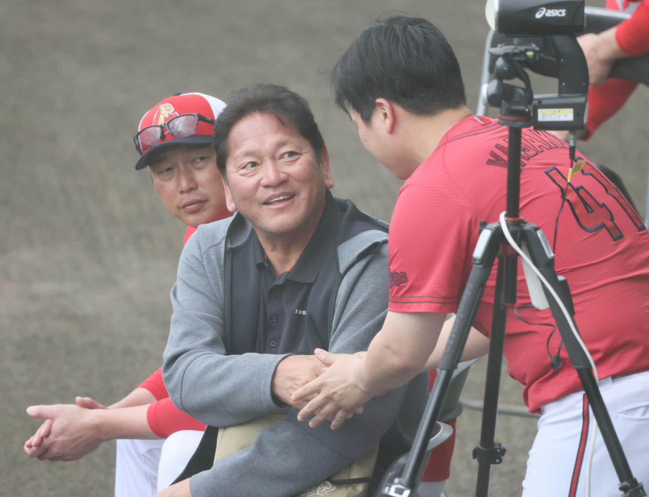 キャンプを視察する佐々木主浩氏（中央）にあいさつする広島矢崎（右）。左は新井監督（撮影・加藤孝規）