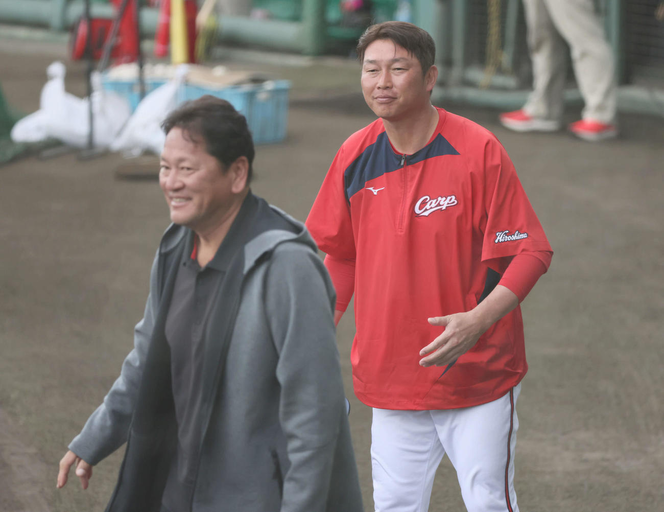 広島新井監督（右）と佐々木主浩氏（撮影・加藤孝規）