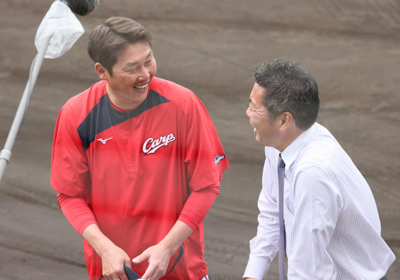 広島新井監督（左）と話し合う上原浩治氏（撮影・加藤孝規）