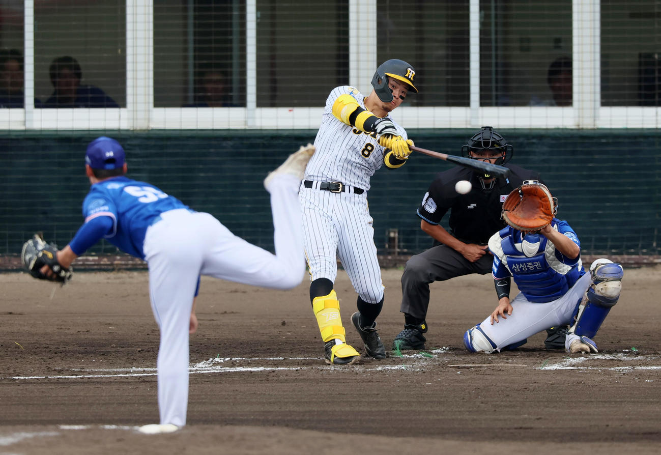 練習試合　阪神対サムスン　2回裏阪神無死、佐藤輝は右前打を放つ。投手はイ・ホソン（撮影・加藤哉）