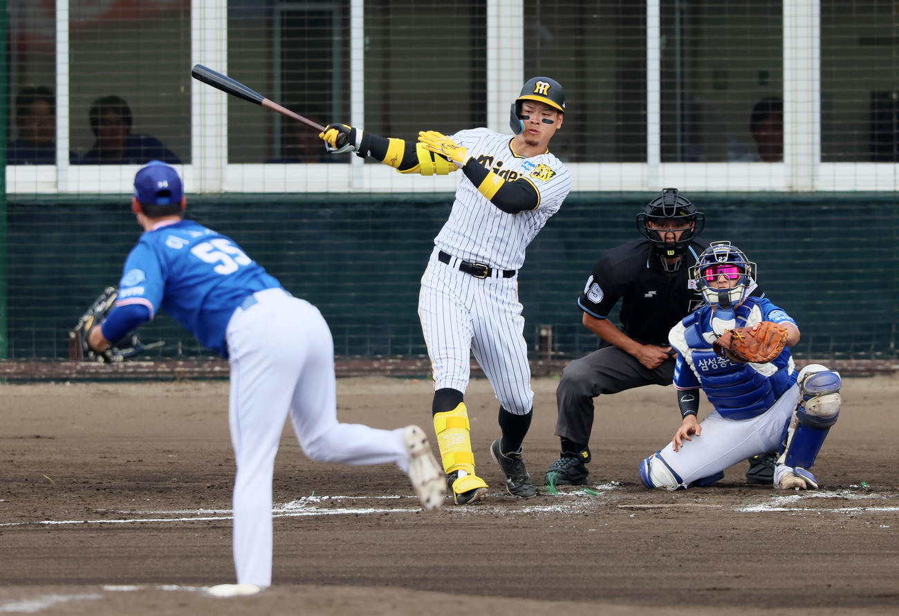 練習試合　阪神対サムスン　2回裏阪神無死、佐藤輝は右前打を放つ。投手はイ・ホソン（撮影・加藤哉）