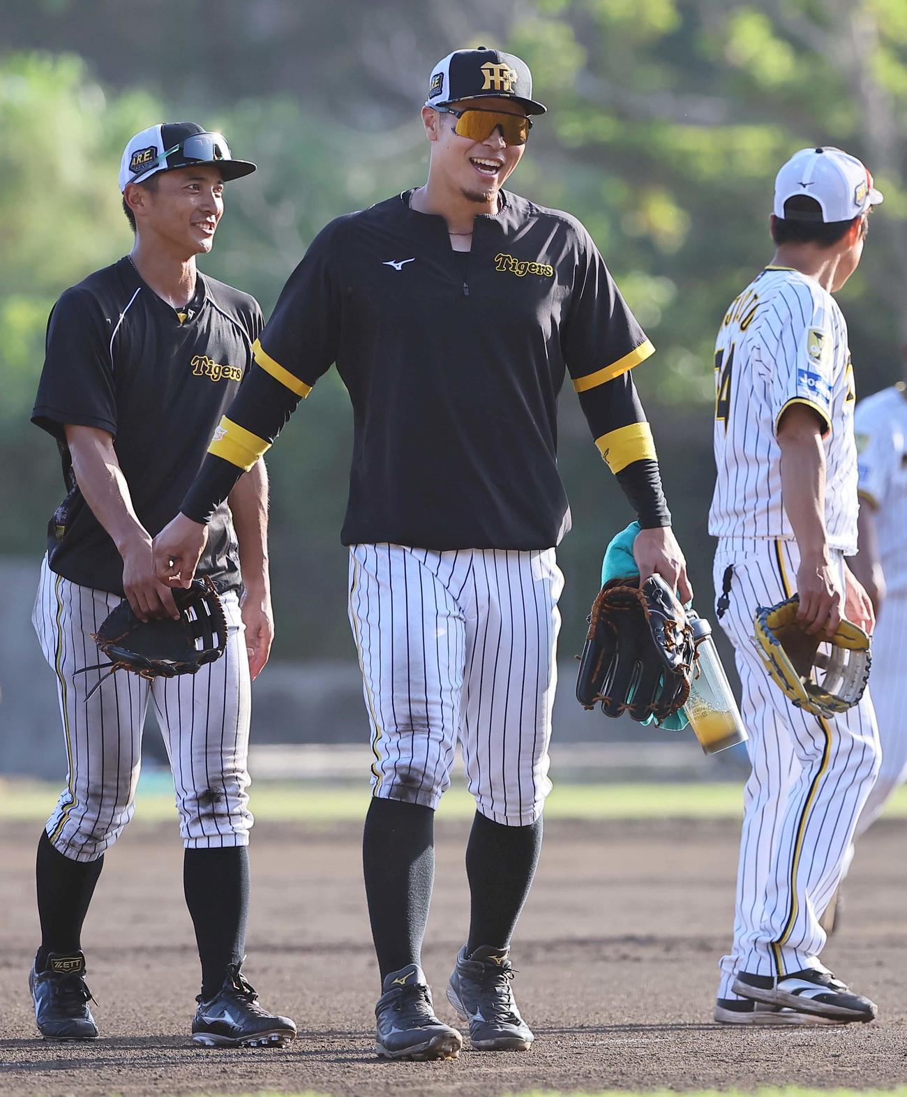 阪神対サムスン　ノックを終えた佐藤輝（中央）と熊谷は笑顔を見せる（撮影・上田博志）