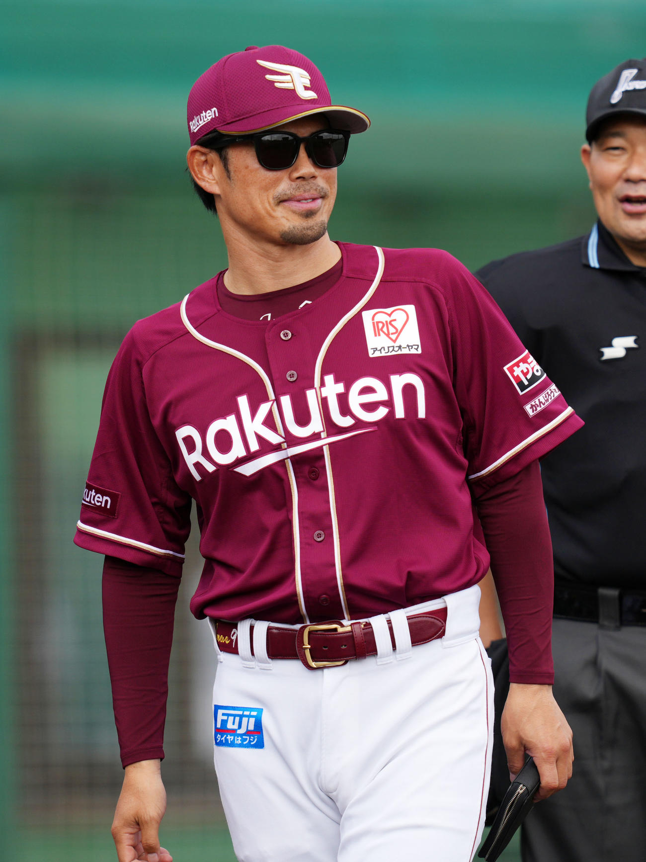 ロッテ対楽天　選手交代を告げる楽天今江監督（撮影・横山健太）