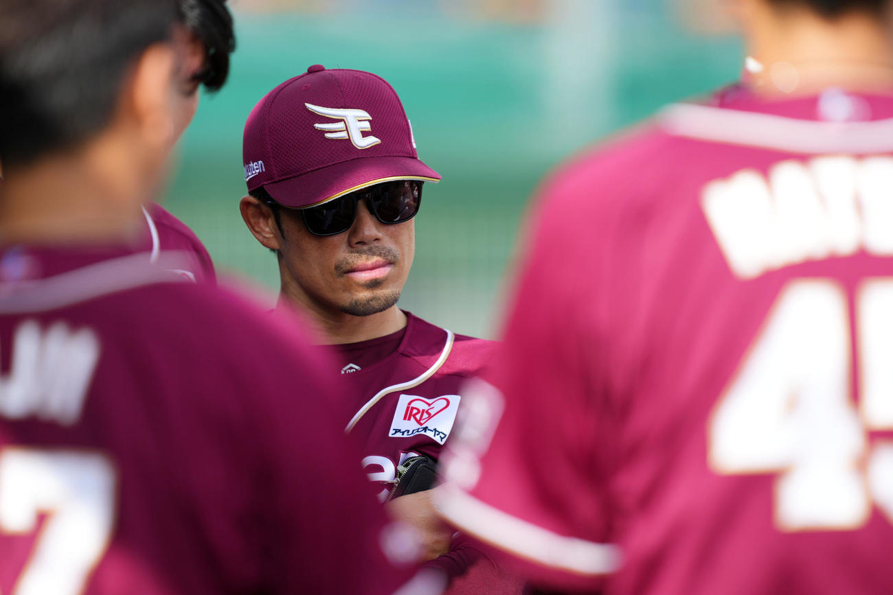 ロッテ対楽天　試合後、ミーティングで険しい表情を見せる楽天今江監督（撮影・横山健太）