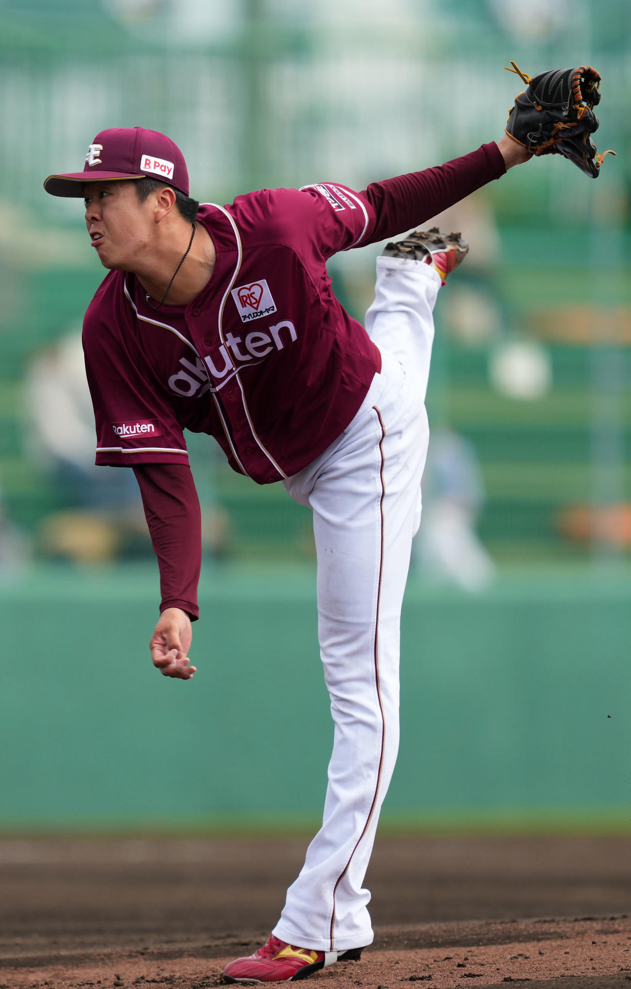 ロッテ対楽天　力投する楽天先発の松井（撮影・横山健太）