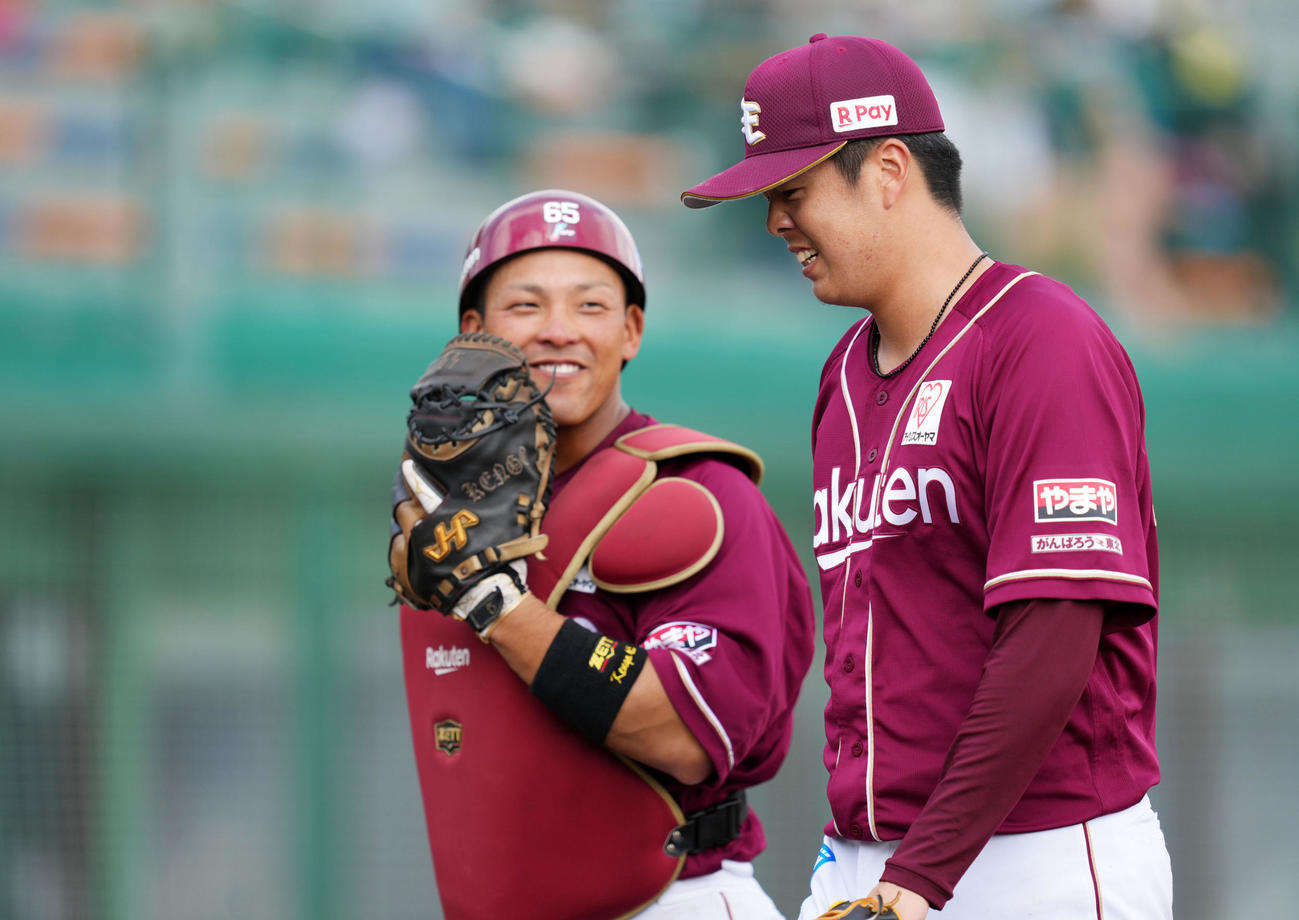 ロッテ対楽天　4回裏を無失点に抑え引き揚げる楽天松井（右）と堀内（撮影・横山健太）