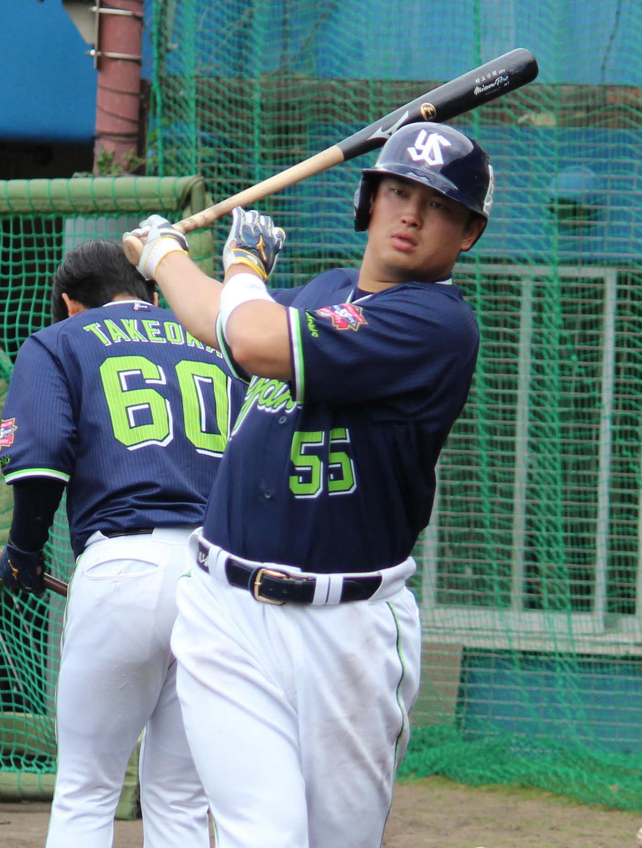 素振りするヤクルト村上（撮影・久保賢吾）