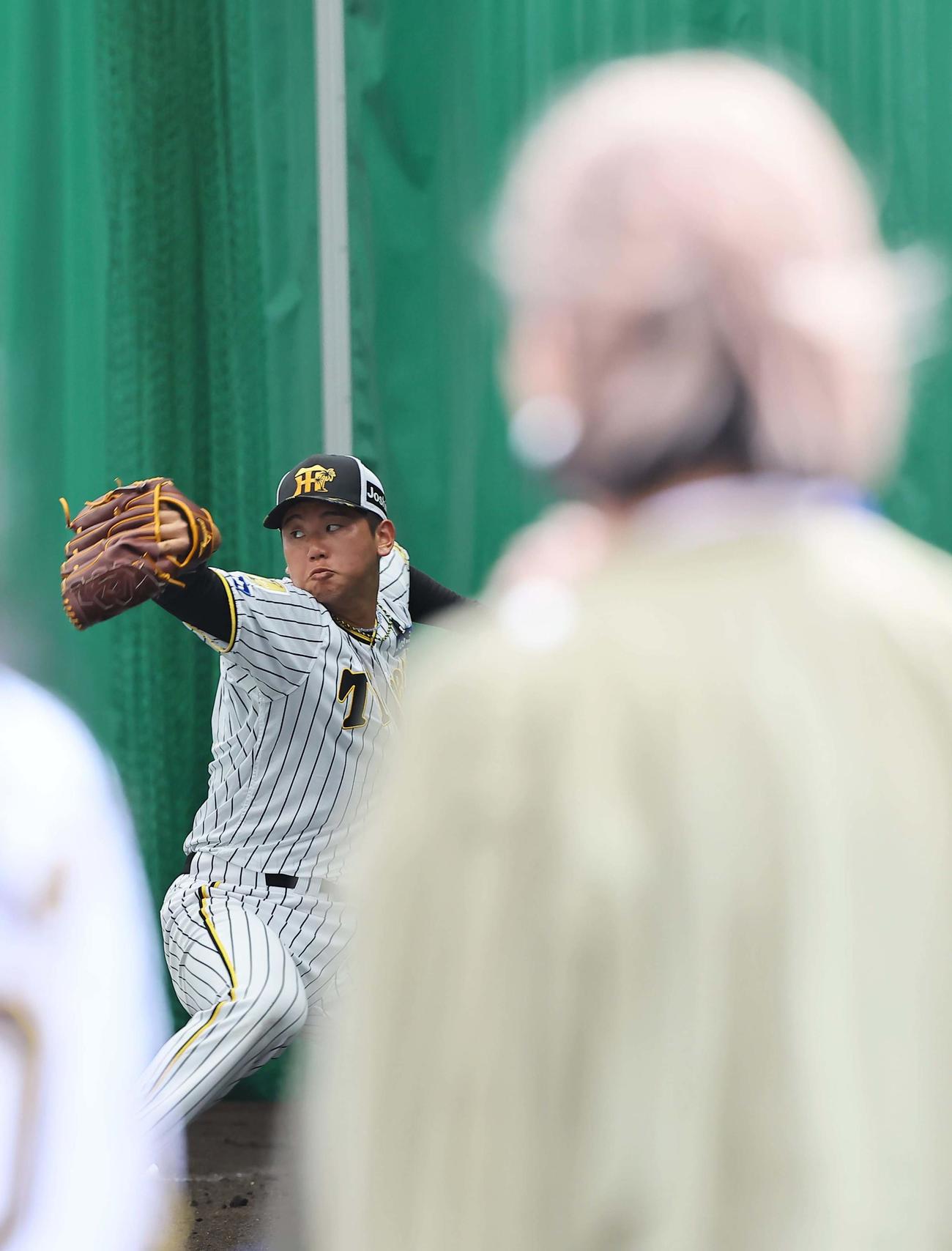母の実保さんが見守る中、ブルペンで投球練習をする門別（撮影・上田博志）