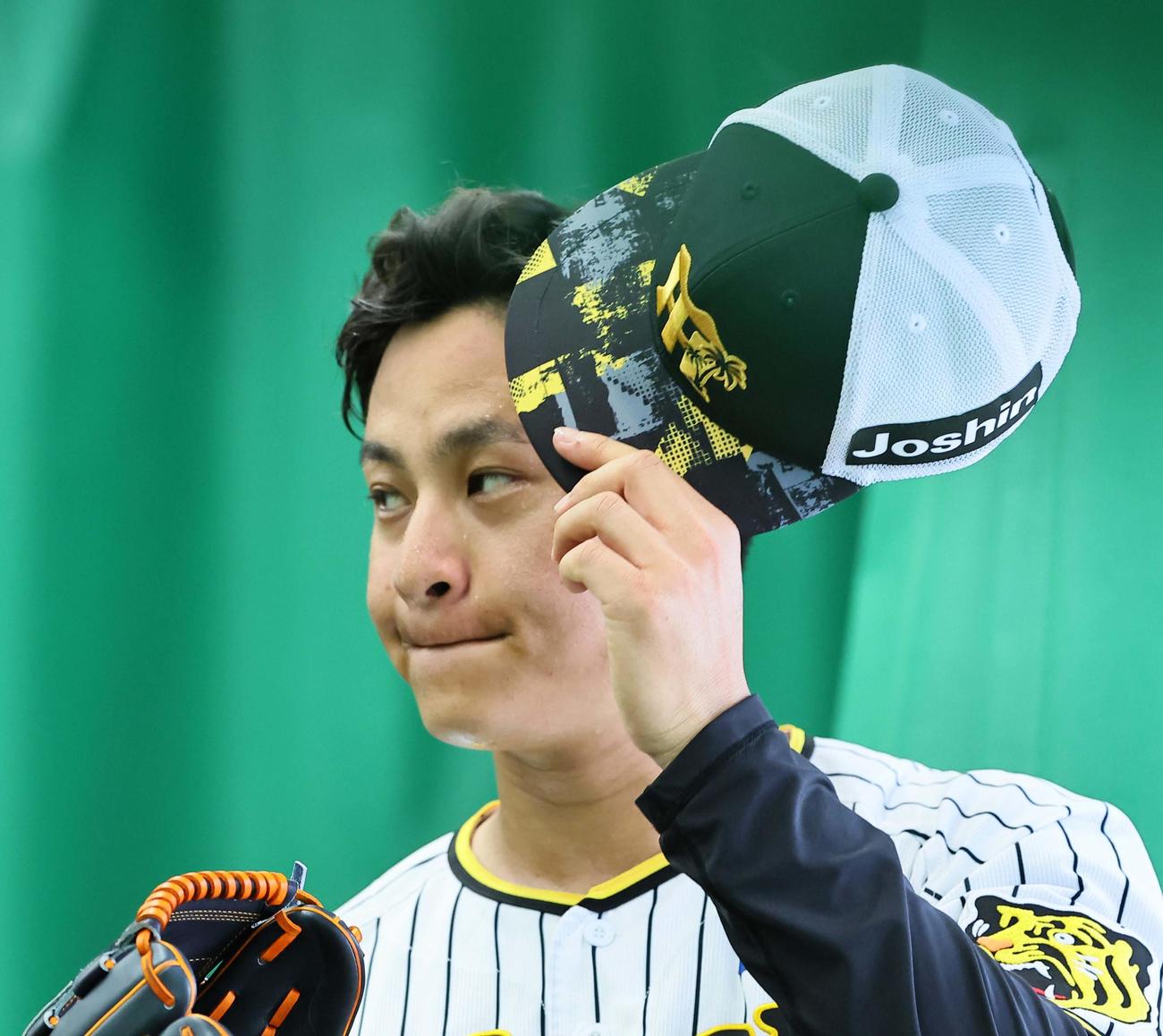 指の負傷でブルペンの投球練習を中止した大竹耕太郎（撮影・上田博志）