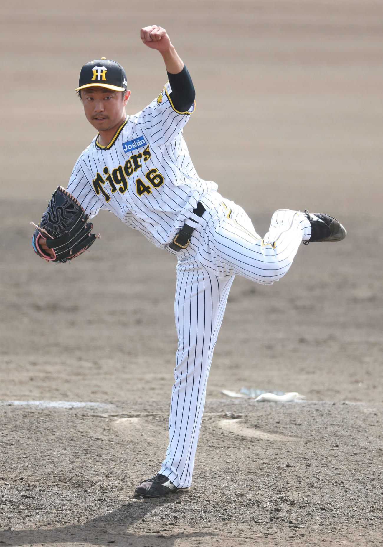 阪神対サムスン　阪神3番手の島本（撮影・前田充）