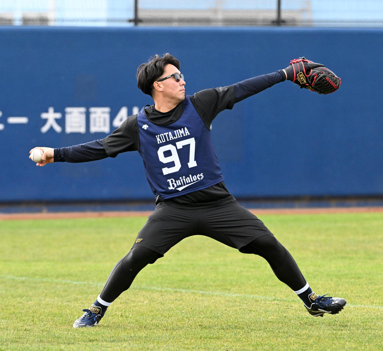 キャッチボールを行うオリックス古田島（2024年1月27日）