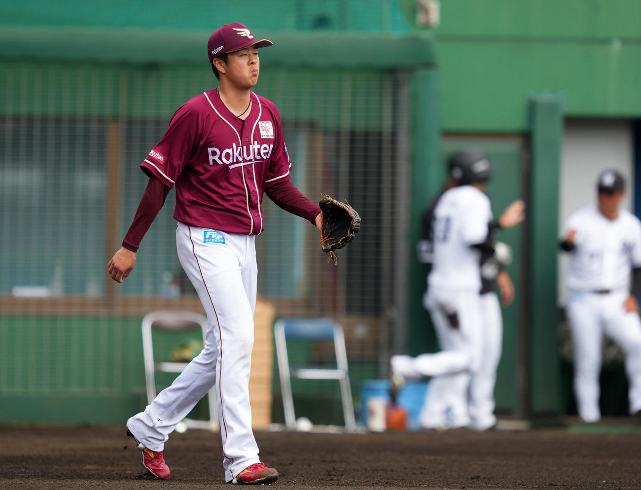 ロッテ対楽天　1回裏ロッテ無死一、二塁、高部に右前適時打を浴び肩を落とす松井（撮影・横山健太）