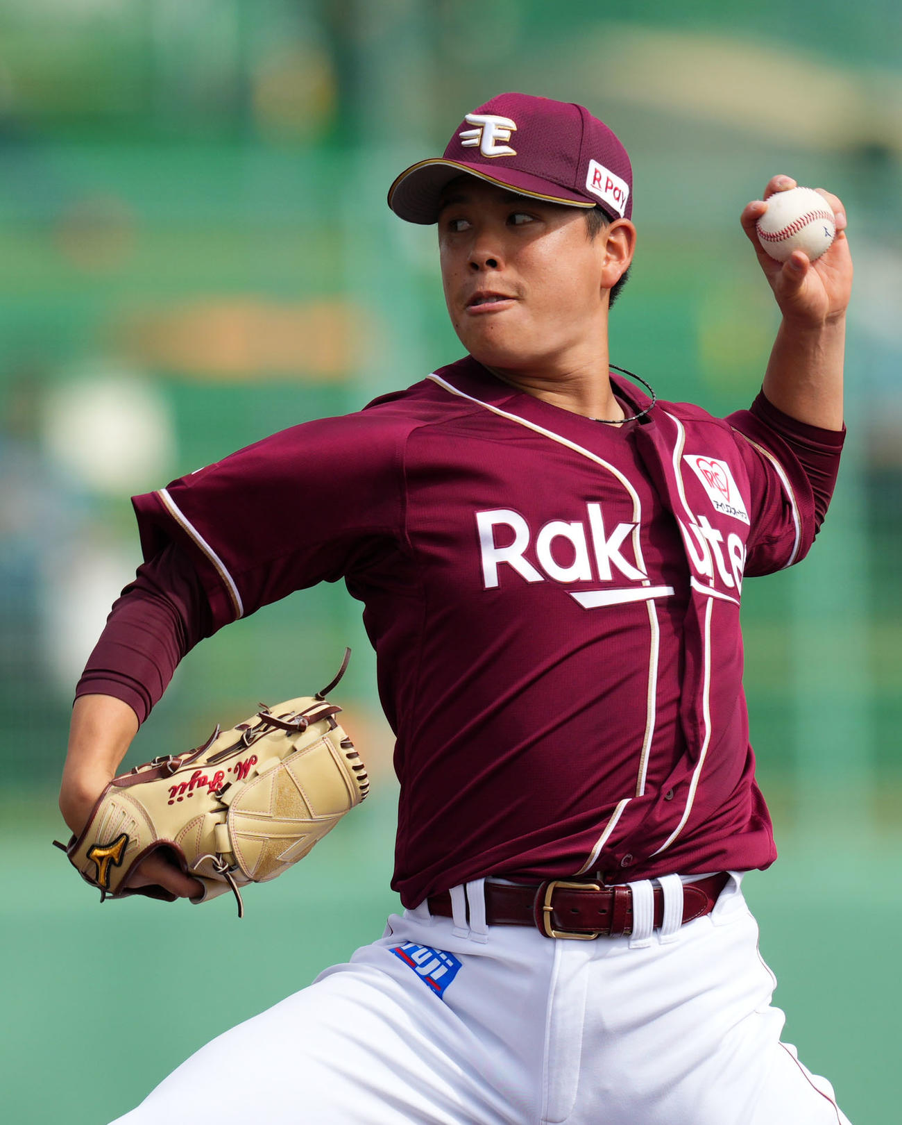 ロッテ対楽天　5回裏から登板した楽天藤井（撮影・横山健太）