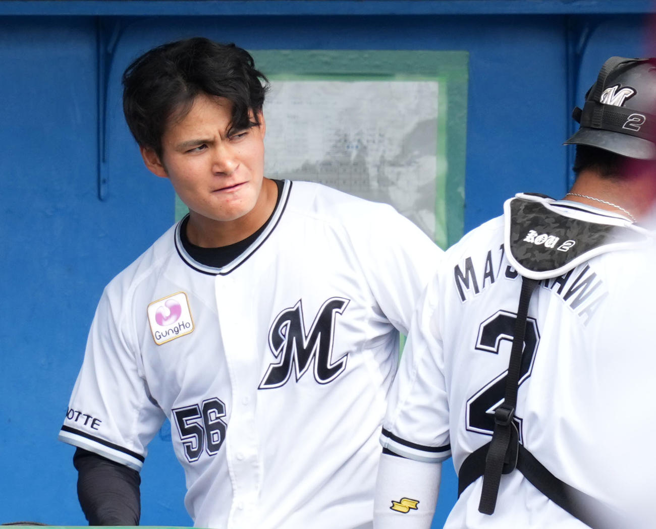 ロッテ対楽天　1回表を無失点に抑えロッテ松川（右）と言葉を交わす中森（撮影・横山健太）