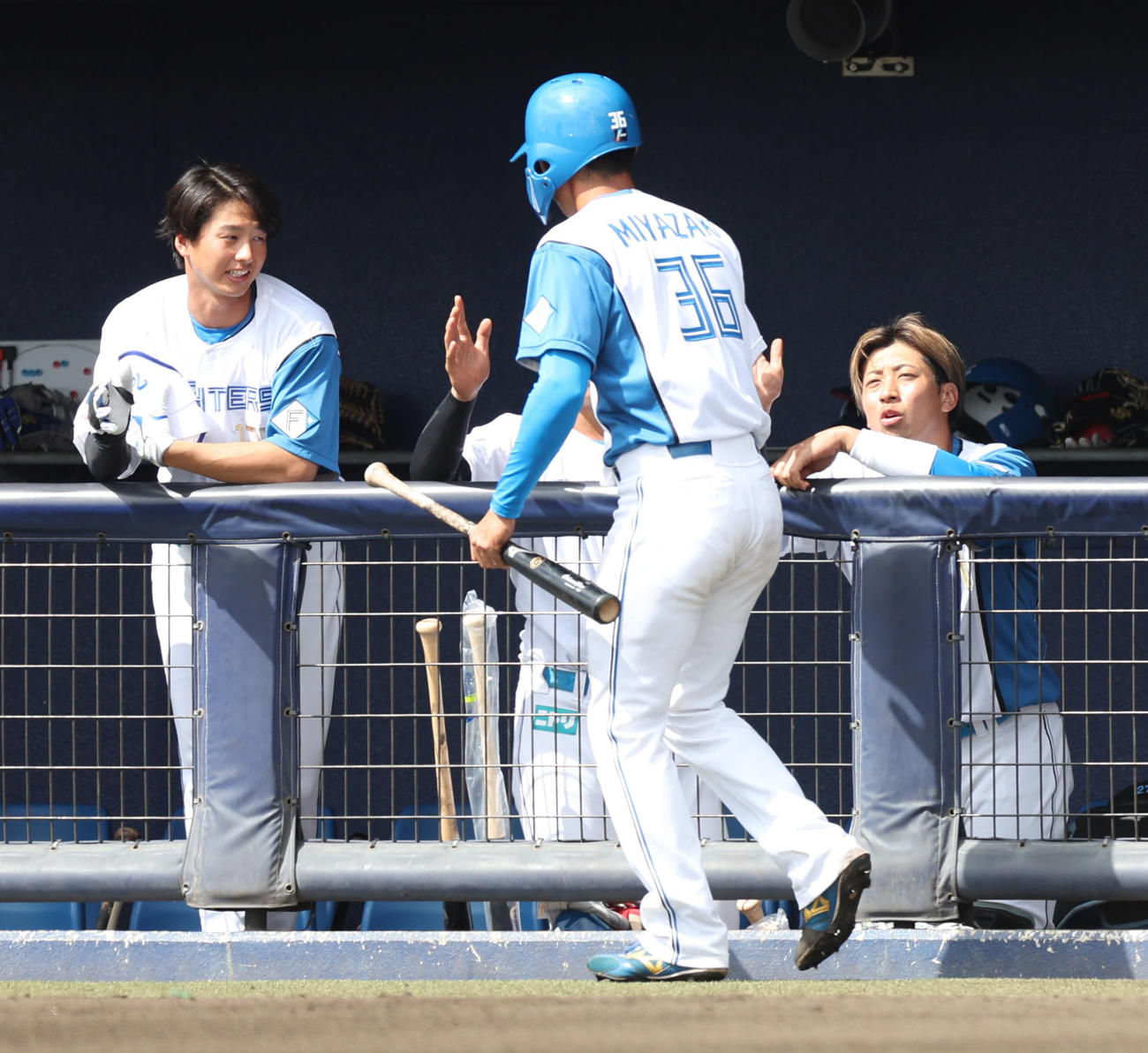 日本ハム対サムスン　1回裏日本ハム無死一、三塁、浅間の左前適時打で生還する宮崎を出迎える藤田（左）（撮影・佐藤翔太）