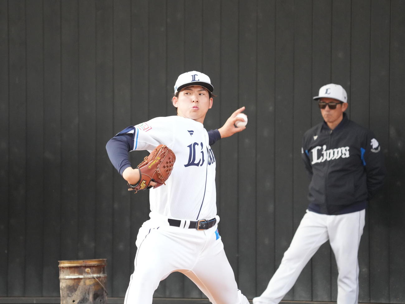 西武武内夏暉。右は豊田投手コーチ（2024年2月11日撮影）