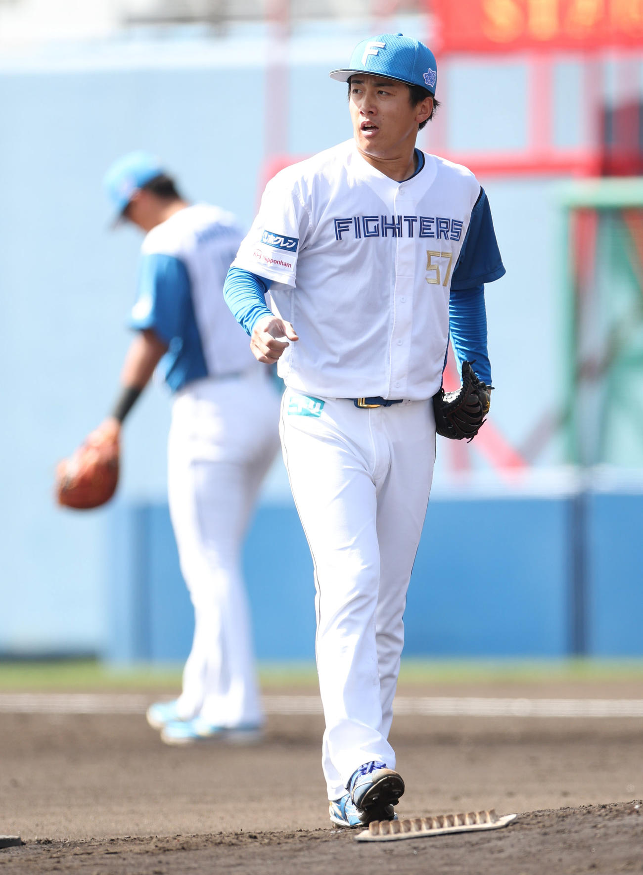 日本ハム対サムスン　3回表、ナインを指さす日本ハム北山（撮影・佐藤翔太）
