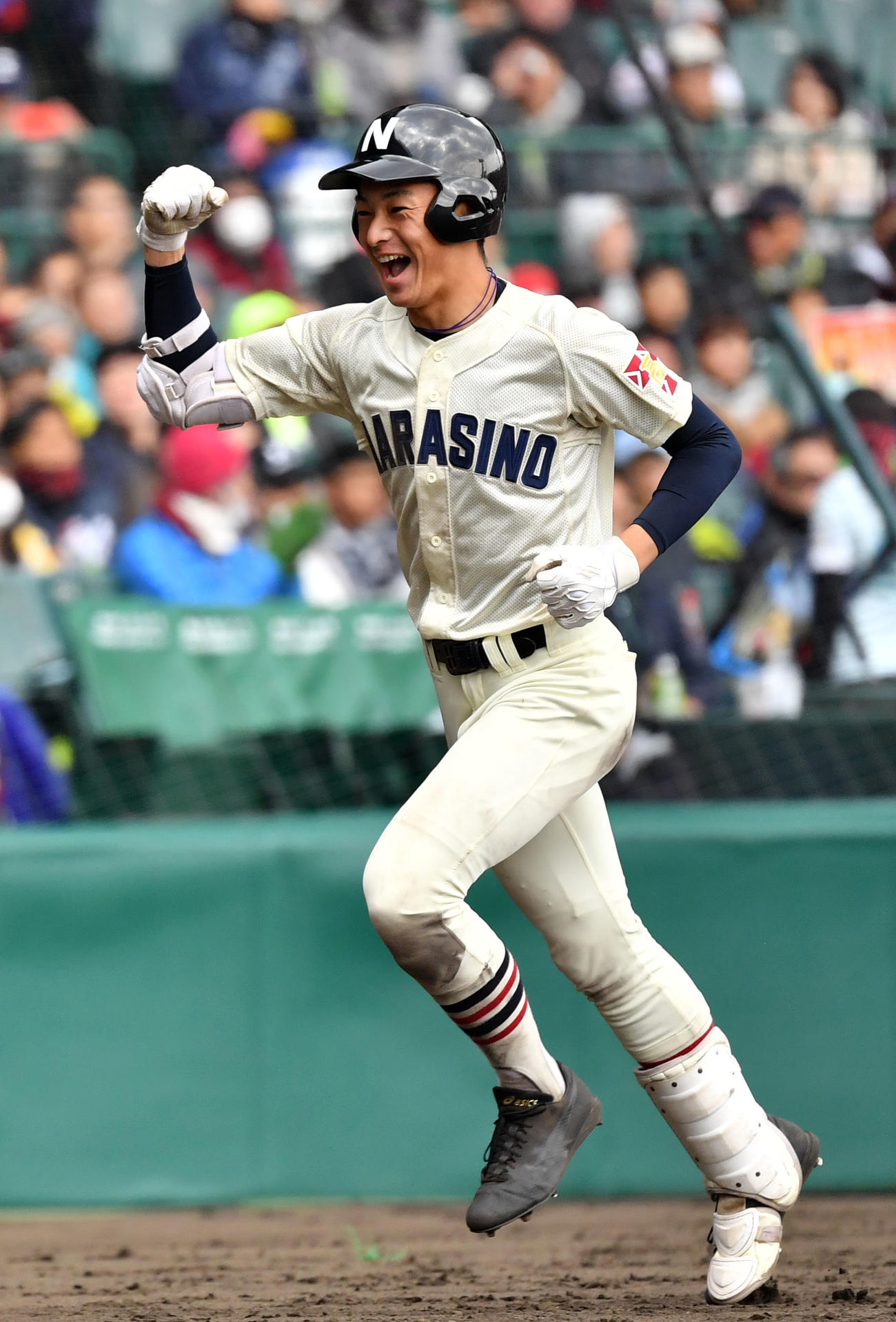 19年センバツ準決勝　習志野対明豊　8回表習志野無死、右越え本塁打を放ち笑顔でガッツポーズをする桜井亨佑（2019年4月2日撮影）