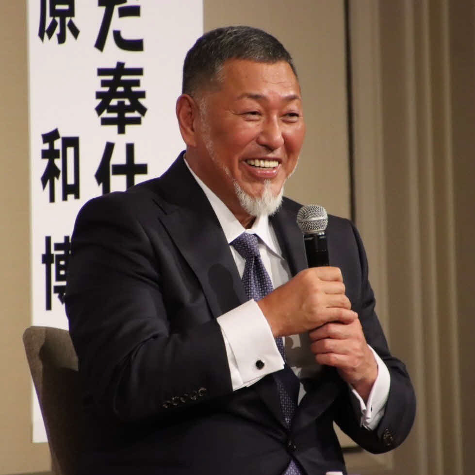 講演会で笑顔を見せる清原氏