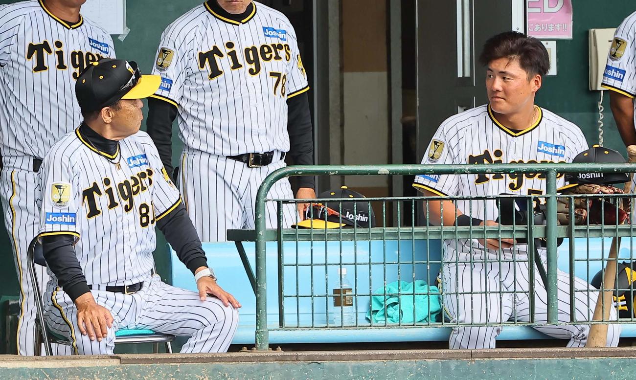 阪神対サムスン　本塁打を放った前川（右）に声を掛ける岡田監督（撮影・上田博志）