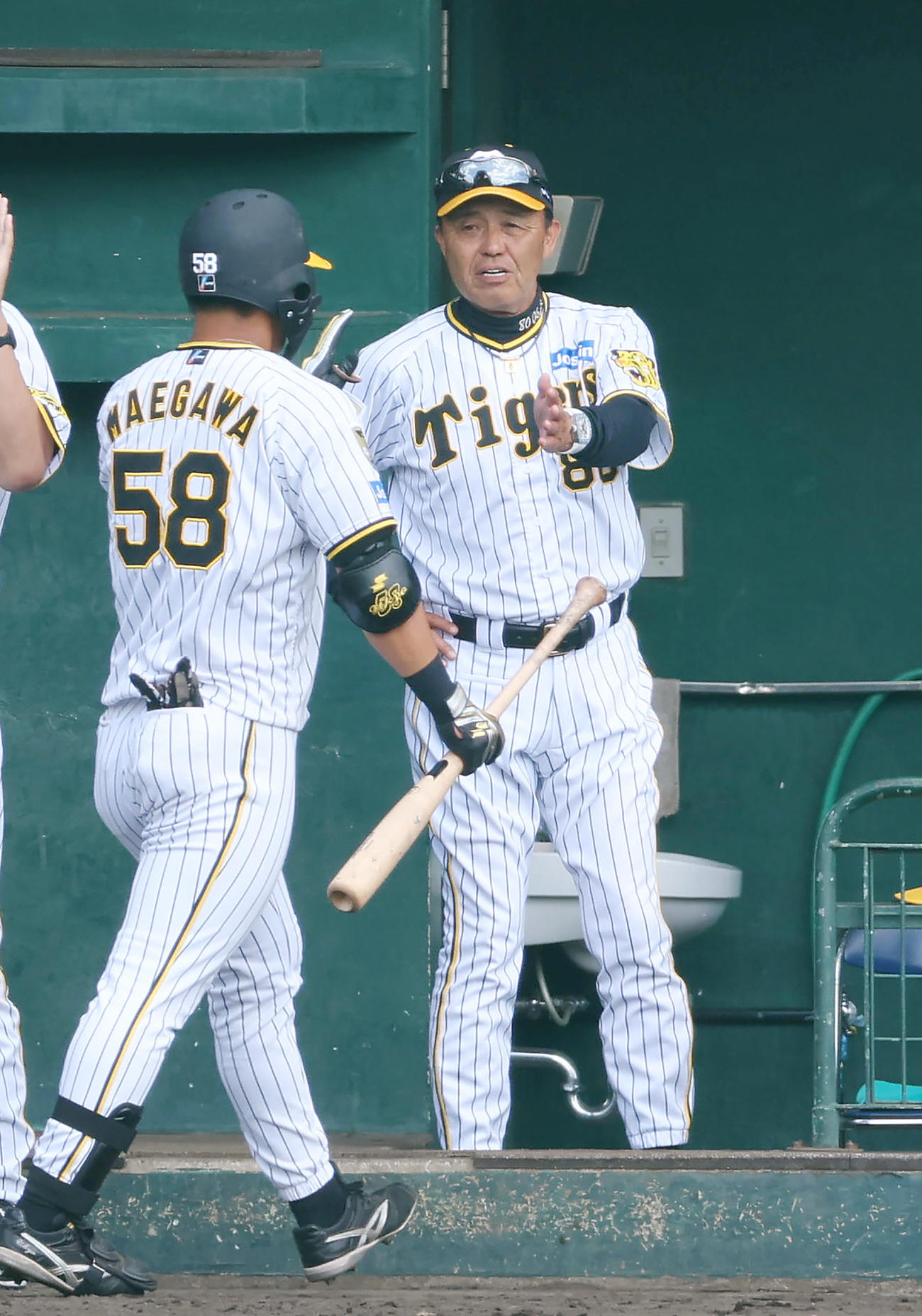 阪神対サムスン　2回裏阪神2死三塁、右越え2点本塁打を放った前川（左）を迎える岡田監督（撮影・前田充）