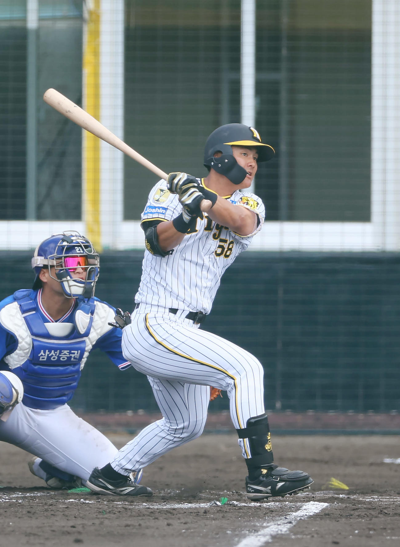 阪神対サムスン　2回裏阪神2死三塁、右越え2点本塁打を放つ前川（撮影・前田充）