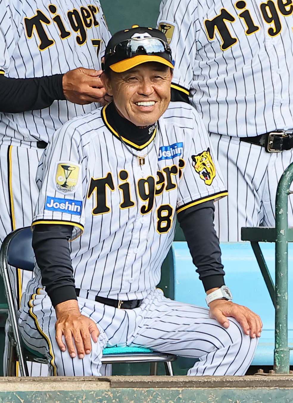 阪神対サムスン　ベンチで笑顔を見せる岡田監督（撮影・上田博志）